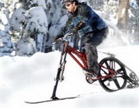 гусеница с лыжей гоняют по снегу велосипед без колёс